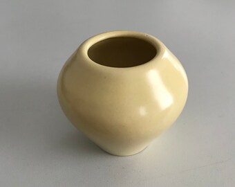 Vase kleine Blumenvase Keramikvase Kugelvase gelb pastellgelb pastellfarben bonbonfarben matt mid century modern Veilchenvase