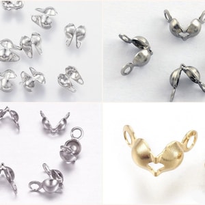 Könnte beinhalten: Verschiedene silber- und goldfarbene Schmuckverschlüsse. Die Verschlüsse werden in verschiedenen Schließstadien gezeigt, um ihr Design und ihre Funktionalität hervorzuheben. Die Verschlüsse sind klein, haben eine abgerundete Form und eine Schlaufe zur Befestigung, ideal für die Schmuckherstellung.