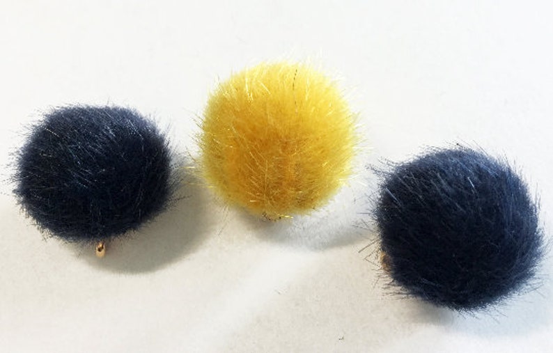 Farben mit Öse 2 Stück 3-4cm Anhänger Öko Fellpuschel Imitation versch