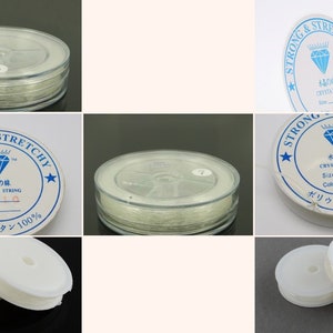 Könnte beinhalten: Mehrere Spulen aus klarem, elastischem Kristallfaden werden gezeigt. Der Faden ist auf weißen Spulen aufgewickelt und in transparenten Kunststoffbehältern verpackt. Einige Etiketten tragen die Aufschrift "Strong & Stretchy" und "Crystal String". Die Größe ist mit 1,0 angegeben.