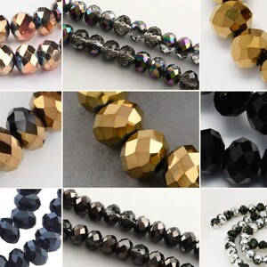 Könnte beinhalten: Eine Sammlung facettierter Glasperlen in verschiedenen Farben, darunter Metallic-Gold, Schwarz, schillerndes Grau und Silber. Die Perlen sind in mehreren Reihen und kreisförmigen Mustern angeordnet und zeigen ihre reflektierenden Oberflächen.