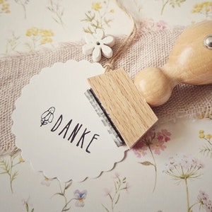 Danke Stempel mit Gänseblümchen – 3 cm x 1 cm -  Kleiner Holzstempel – Motiv: 648