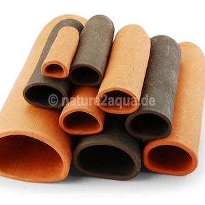 Könnte beinhalten: Ein Set aus Terrakotta- und schwarzen Keramik-Aquarienhöhlen. Die Höhlen sind in verschiedenen Größen und Formen mit abgerundeten Öffnungen.