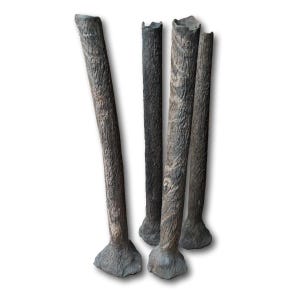 Könnte beinhalten: Vier dekorative, strukturierte, grau-braune Baumstamm-Skulpturen. Die Skulpturen haben ein raues, rindenartiges Aussehen und sind unterschiedlich hoch. Die Basen sind breiter als die Oberseiten, und die Oberseiten haben ein abgeschnittenes Aussehen. Die Skulpturen sind in einer Gruppe angeordnet.