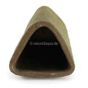 Caverna de bagre de argila - caverna de desova com entrada frontal - triangular