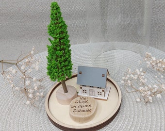 Einweihungsgeschenk mit Haus und Baum unter einer Glasglocke, zum Einzug ins neue Haus, zum Umzug, Viel Glück im neuen Zuhause