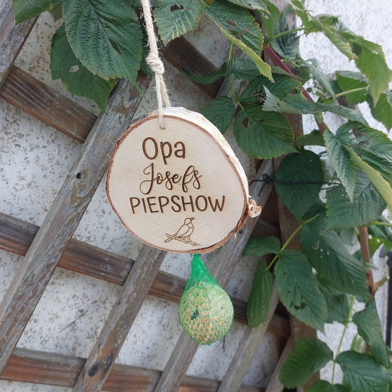 Meisenknödel Aufhängung, Opas Piepshow, personalisiert, Geschenk für Opa, zu Weihnachten, zum Geburtstag, Holzscheibendeko für den Garten Bild 2