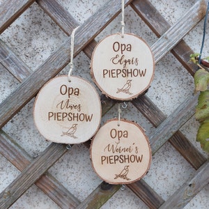 Meisenknödel Aufhängung, Opas Piepshow, personalisiert, Geschenk für Opa, zu Weihnachten, zum Geburtstag, Holzscheibendeko für den Garten Bild 4