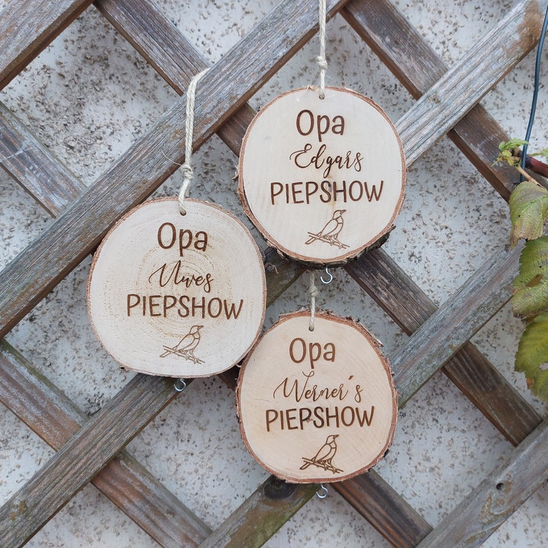 Meisenknödel Aufhängung, Opas Piepshow, personalisiert, Geschenk für Opa, zu Weihnachten, zum Geburtstag, Holzscheibendeko für den Garten Bild 4