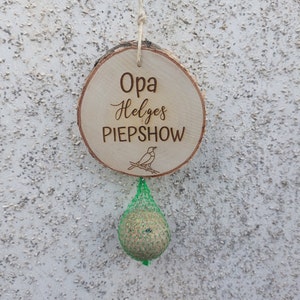 Meisenknödel Aufhängung, Opas Piepshow, personalisiert, Geschenk für Opa, zu Weihnachten, zum Geburtstag, Holzscheibendeko für den Garten Bild 3