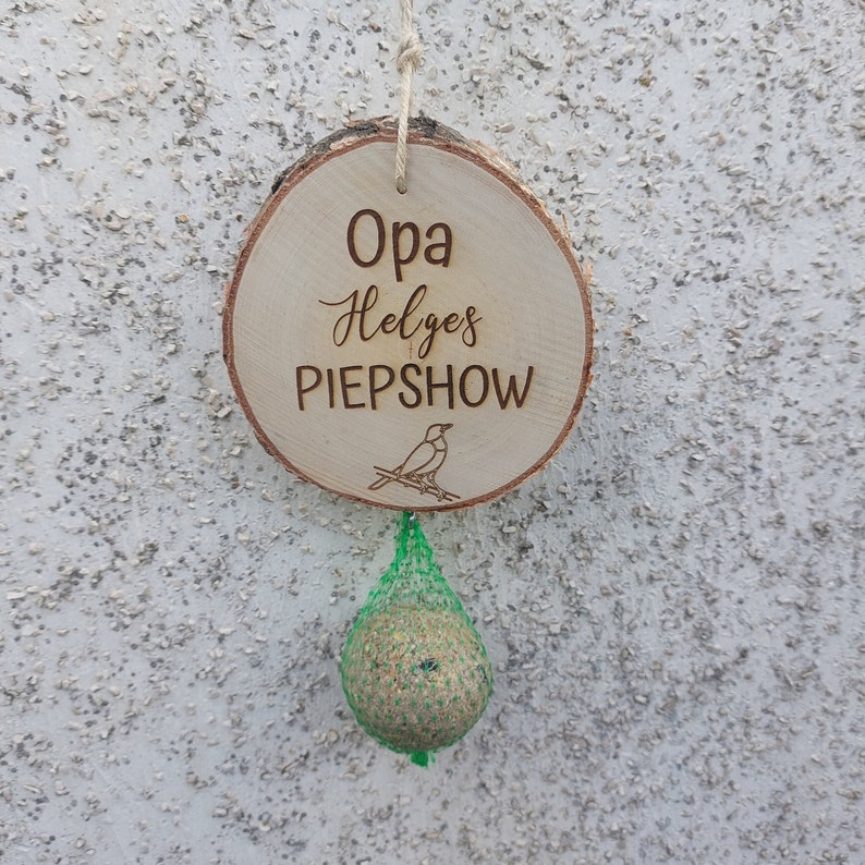 Meisenknödel Aufhängung, Opas Piepshow, personalisiert, Geschenk für Opa, zu Weihnachten, zum Geburtstag, Holzscheibendeko für den Garten Bild 3