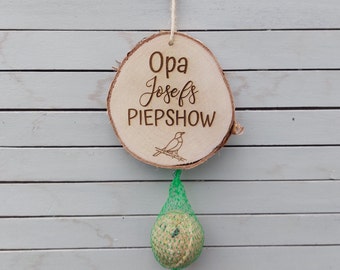 Meisenknödel Aufhängung, Opas Piepshow, personalisiert, Geschenk für Opa, zu Weihnachten, zum Geburtstag, Holzscheibendeko für den Garten