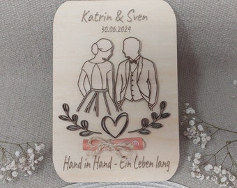 Hochzeitsgeschenk, Geldgeschenk Brautpaar zur Hochzeit, Hochzeitspaar aus Holz, graviert, personalisiert mit Namen und Datum der Hochzeit