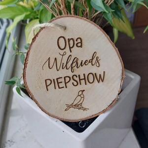 Meisenknödel Aufhängung, Opas Piepshow, personalisiert, Geschenk für Opa, zu Weihnachten, zum Geburtstag, Holzscheibendeko für den Garten Bild 6