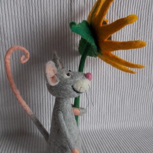 Kleine Maus mit Sonnenblume aus Filz zum Geburtstag Bild 4