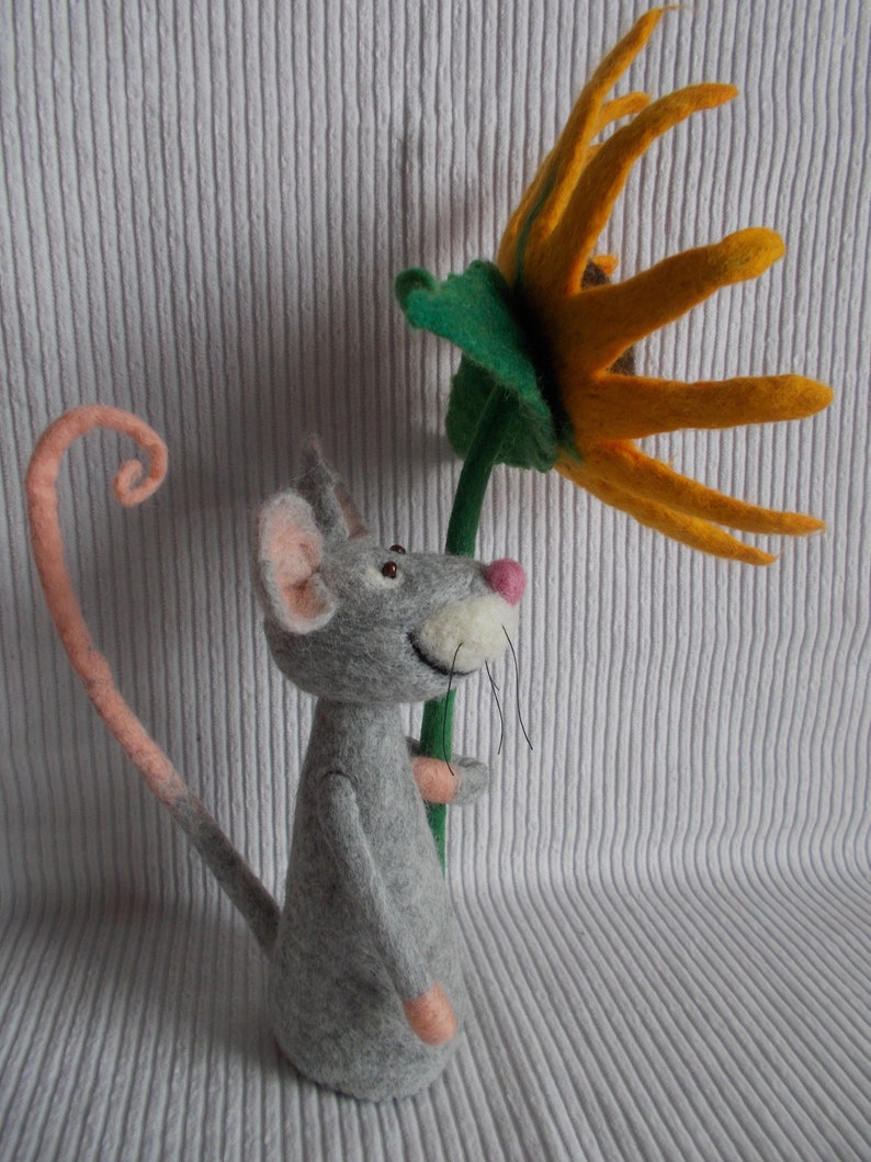 Kleine Maus mit Sonnenblume aus Filz zum Geburtstag Bild 4