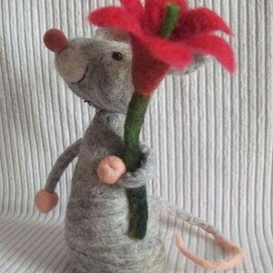 Happy Birthday Maus gratuliert zum Geburtstag Filzmaus mit Blume Bild 3