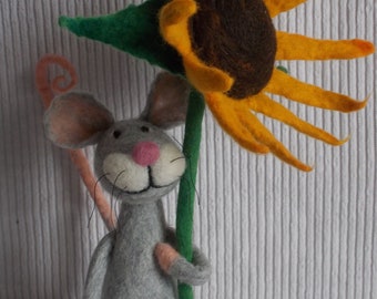 Kleine muis met zonnebloem gemaakt van vilt voor zijn verjaardag