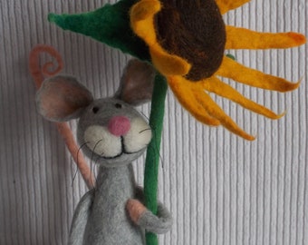 Petite souris avec tournesol en feutre pour son anniversaire