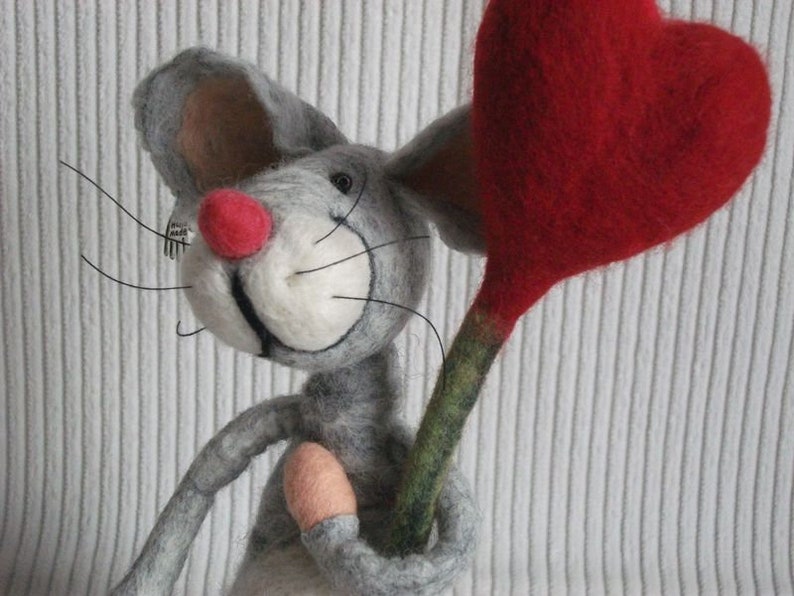 Kleine Maus mit großem Herz handgefilzt Filzmaus Geschenk zum Geburtstag Hochzeitstag Valentinstag individualisierbar Bild 3