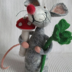 Mouse in happiness with fly agaric and cloverleaf made of felt Lucky charm Gift for New Year's wedding or birthday image 3