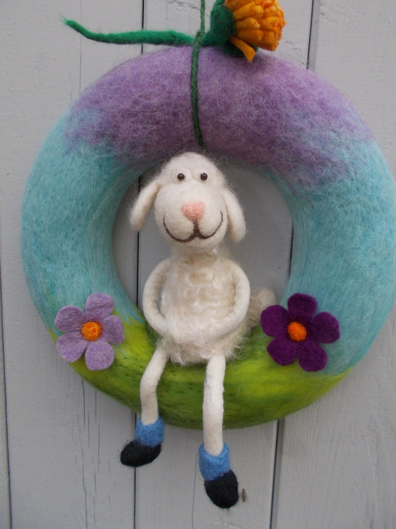 Hand-felted door wreath Sheep in Spring made of felt Weiss