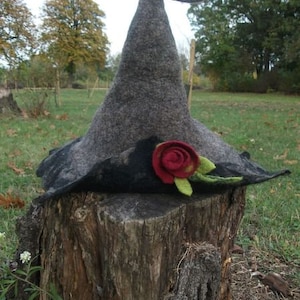 Halloween Hexenhut aus Filz mit Rosenbrosche oder Fledermaus Rosenbrosche