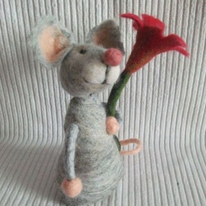 Happy Birthday Maus gratuliert zum Geburtstag Filzmaus mit Blume Bild 2