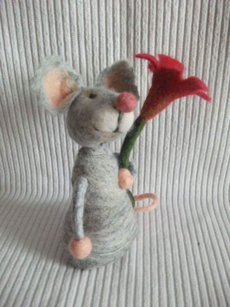 Happy Birthday Maus gratuliert zum Geburtstag Filzmaus mit Blume Bild 2