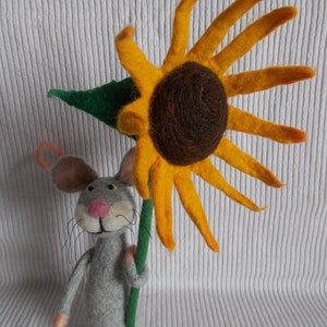 Kleine Maus mit Sonnenblume aus Filz zum Geburtstag Bild 6