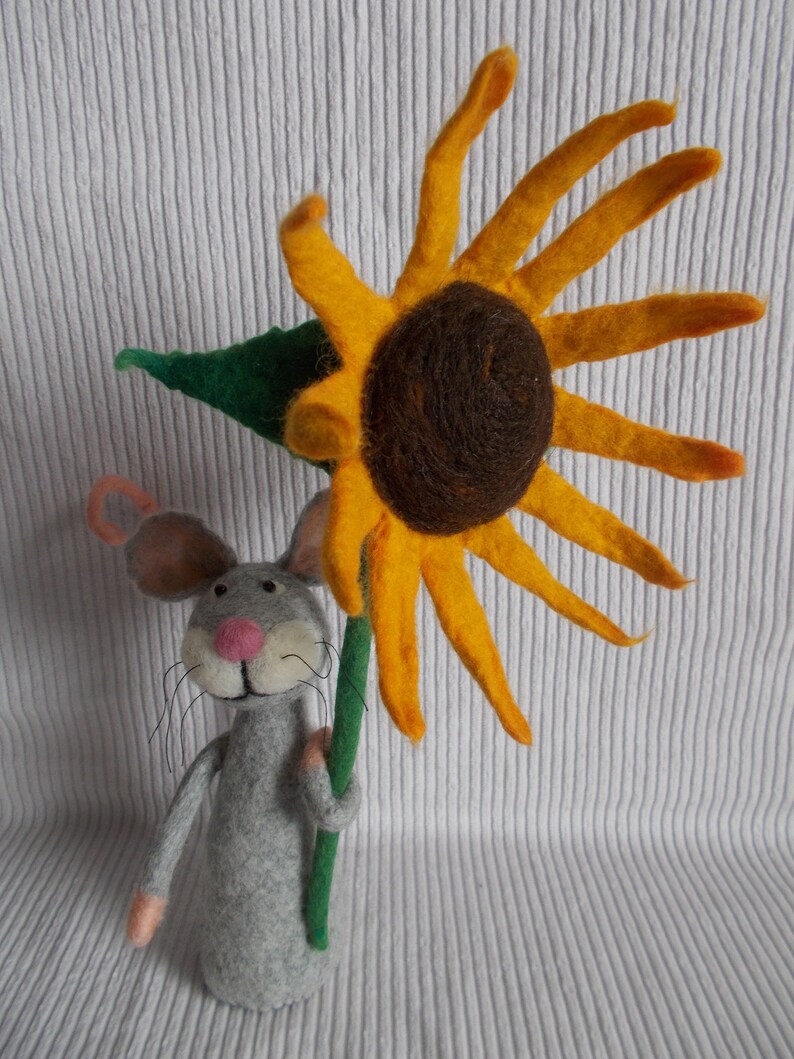 Kleine Maus mit Sonnenblume aus Filz zum Geburtstag Bild 6