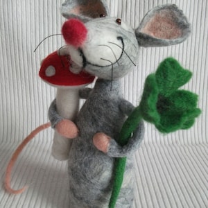 Mouse in happiness with fly agaric and cloverleaf made of felt Lucky charm Gift for New Year's wedding or birthday image 1