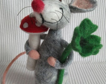 Mouse in happiness with fly agaric and cloverleaf made of felt Lucky charm Gift for New Year's wedding or birthday
