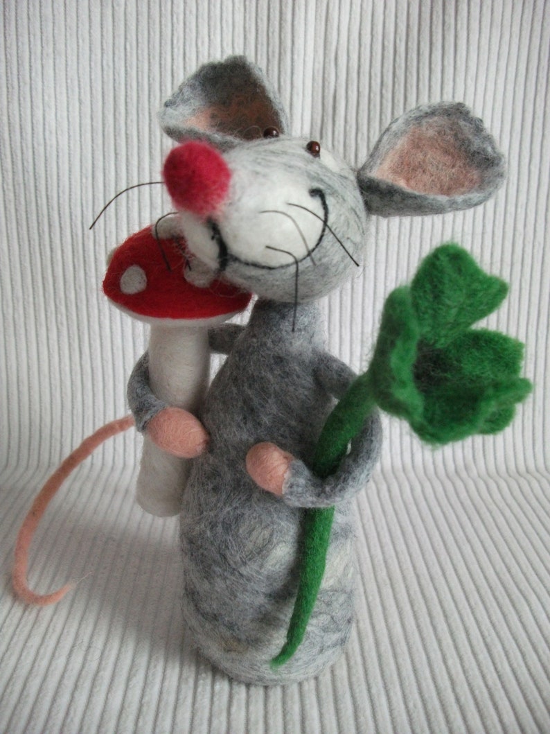 Mouse in happiness with fly agaric and cloverleaf made of felt Lucky charm Gift for New Year's wedding or birthday image 1