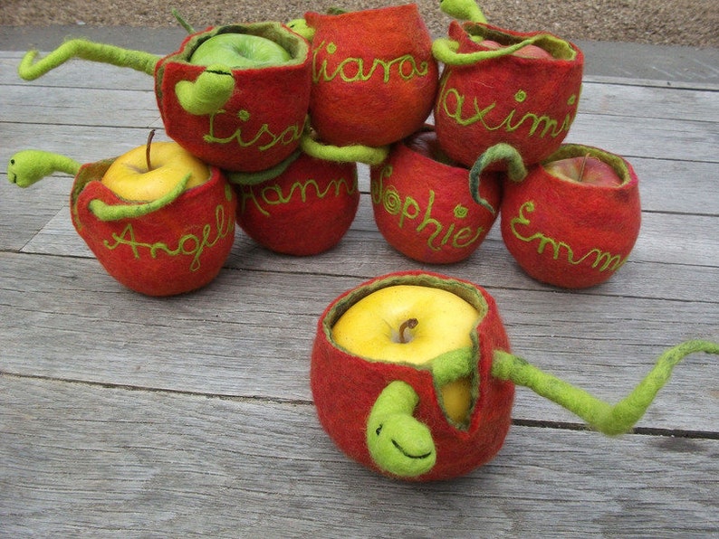 Geschenk zum Schulanfang: Apfeltasche aus Filz mit Namen, Geschenk für Lehrer und Lehrerin, Erzieher und Erzieherin imagem 1