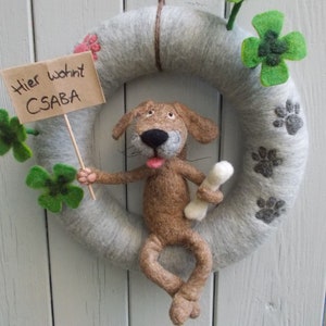 Door wreath with dog, shamrocks and paw prints made of felt Hellbraun