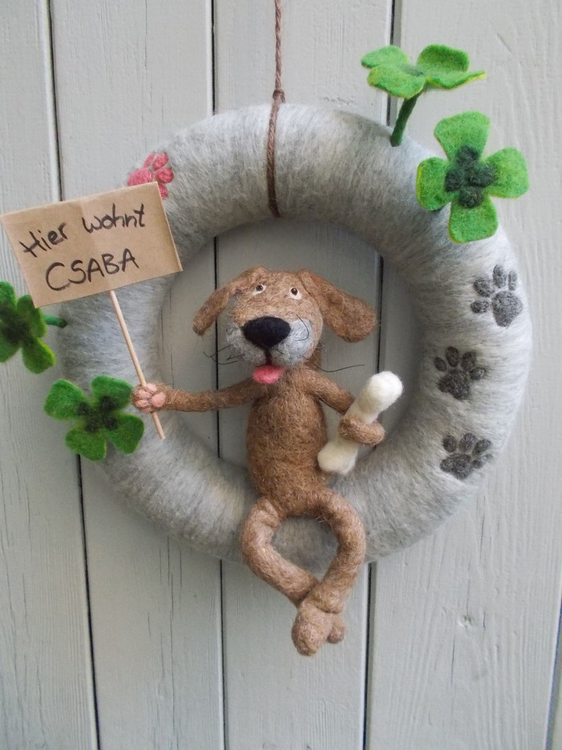 Door wreath with dog, shamrocks and paw prints made of felt Hellbraun