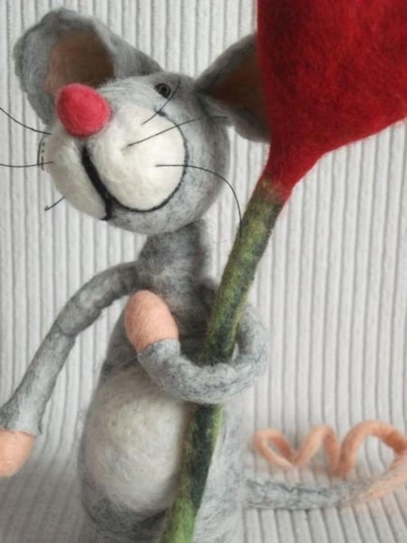Kleine Maus mit großem Herz handgefilzt Filzmaus Geschenk zum Geburtstag Hochzeitstag Valentinstag individualisierbar Bild 1