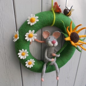 Summer door wreath made of felt "Mouse with sunflower" with daisies and bee