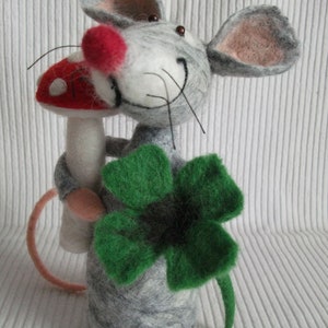 Mouse in happiness with fly agaric and cloverleaf made of felt Lucky charm Gift for New Year's wedding or birthday image 2