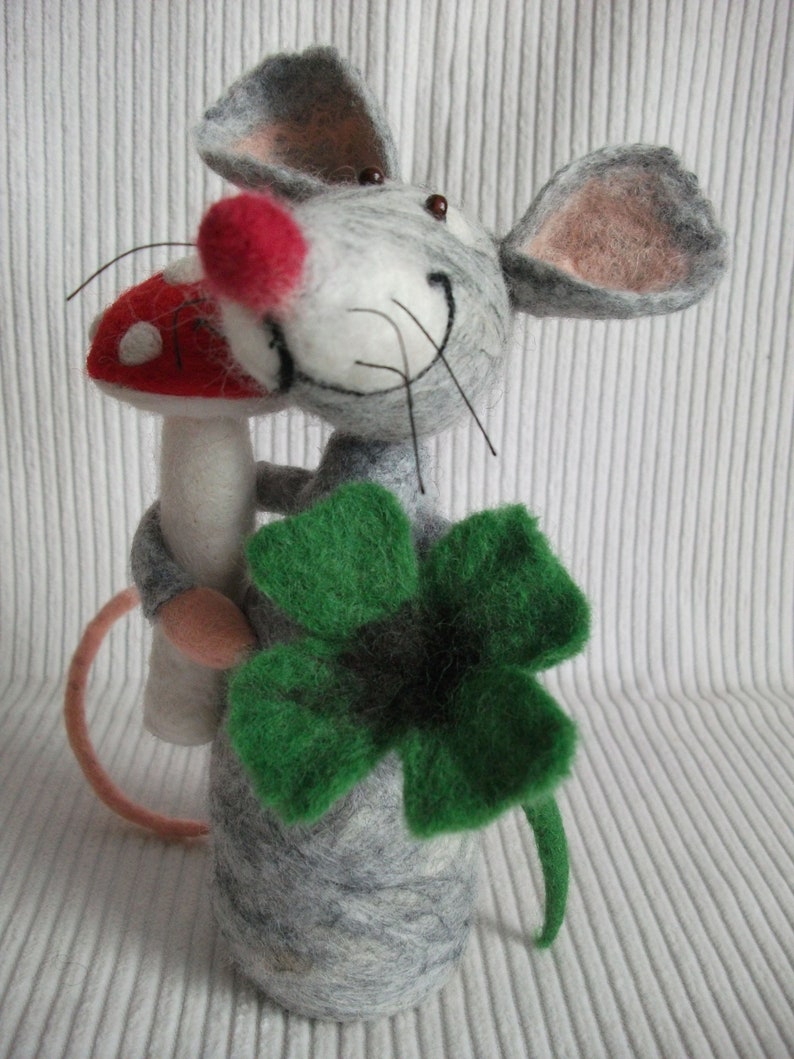 Mouse in happiness with fly agaric and cloverleaf made of felt Lucky charm Gift for New Year's wedding or birthday image 2