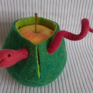 Gift for the start of school: apple bag made of felt with name, gift for teachers and educators Grün mit rotem Wurm