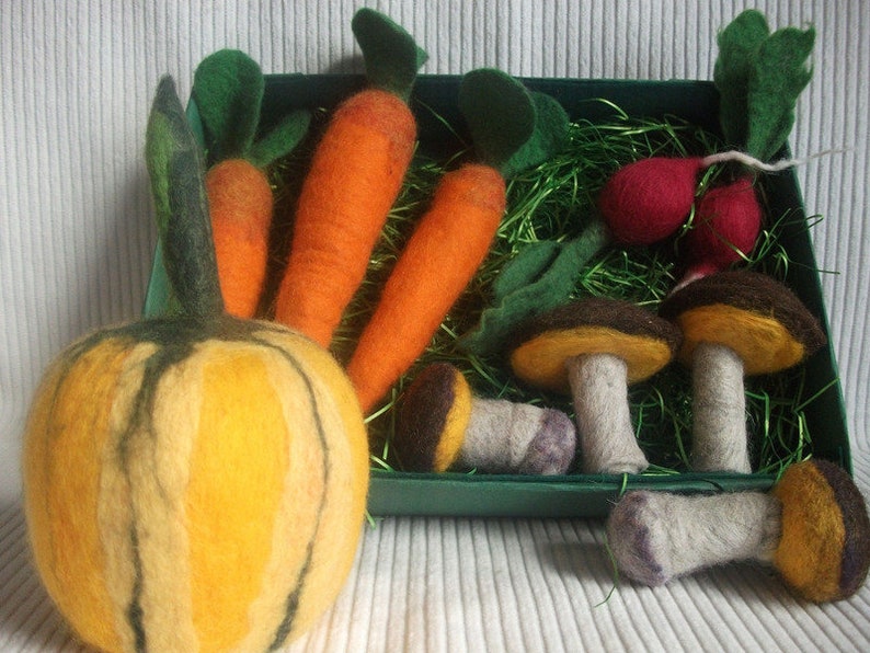 Filzgemüse für Kaufladen oder Kinderküche Karotte Pilz Radieschen Kartoffel Gurke Knoblauch aus Filz Bild 2