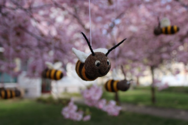 Honigbiene Biene aus Filz zum Aufhängen Dekoration Bild 1