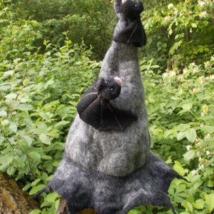 Felt Halloween witch hat with rose brooch or bat 2 Fledermäuse