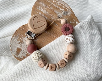 Schnullerkette mit Namen für Mädchen mit Blume in dunkelrosa und weiß als Geschenk zur Geburt