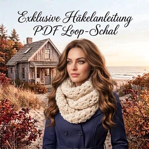 Pode incluir: Um cachecol infinito de crochê grosso na cor creme, usado sobre um casaco azul escuro. A imagem inclui o texto Exklusive Häkelanleitung PDF Loop-Schal, que se traduz como Padrão de crochê exclusivo PDF cachecol infinito, exibido acima.