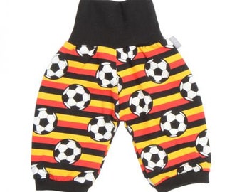 kurze Baby Pumphose im Fußball Design Bunt