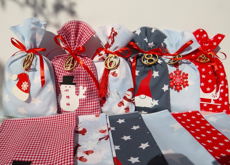 ADVENTSKALENDER zum Befüllen, Adventskalender aus Stoff, Säckchen in blau/rot mit 24 Holzzahlen Bild 3