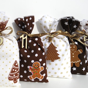 ADVENTSKALENDER zum Befüllen aus Stoff, 24 Säckchen *mit Holzzahlen*/Beutel in braun, beige/weiß, Adventskalender Lebkuchen